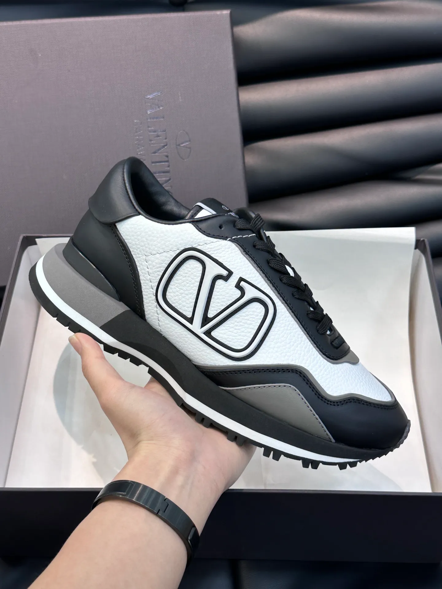 P540💰 Product trademark: VALENTINO "Valentino" Regular size: 38-44 [45 customized] Product material: Warren men's casual sports shoes, made of imported first-layer cowhide, with brand emblem on the tongue, rivet rubber outsole, non-slip, wear-resistant and shock-absorbing, cowhide lining foot pads, comfortable and breathable, with original box packaging equation bag!